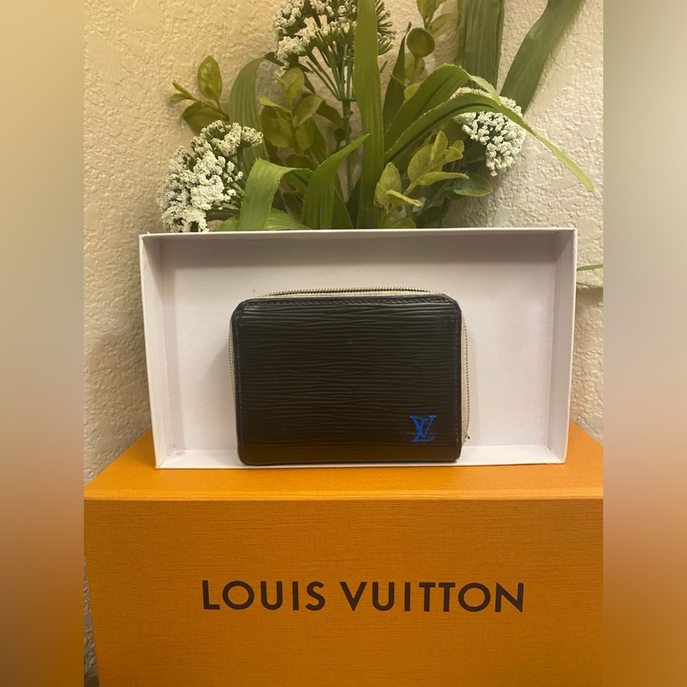 Louis Vuitton, zippy compact wallet